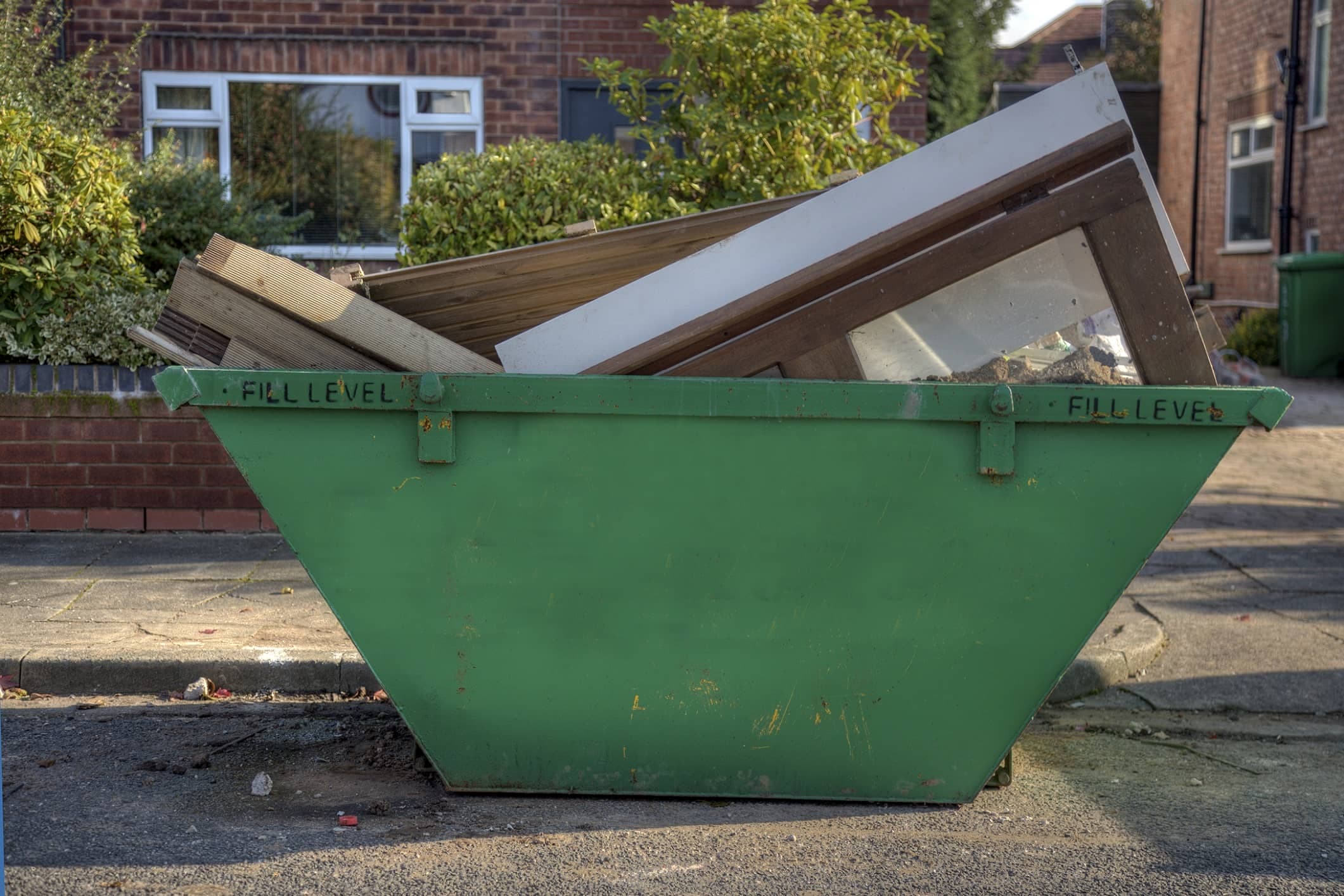 zielony kontener z odpadami budowlanymi